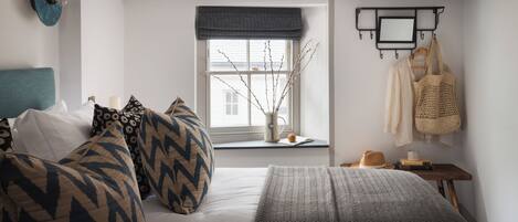 3 bedrooms, desk, iron/ironing board, travel cot