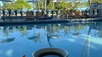 Una piscina al aire libre