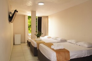 Habitación triple estándar | Ropa de cama y accesible en silla de ruedas