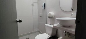 淋浴设施、毛巾、肥皂、卫生纸