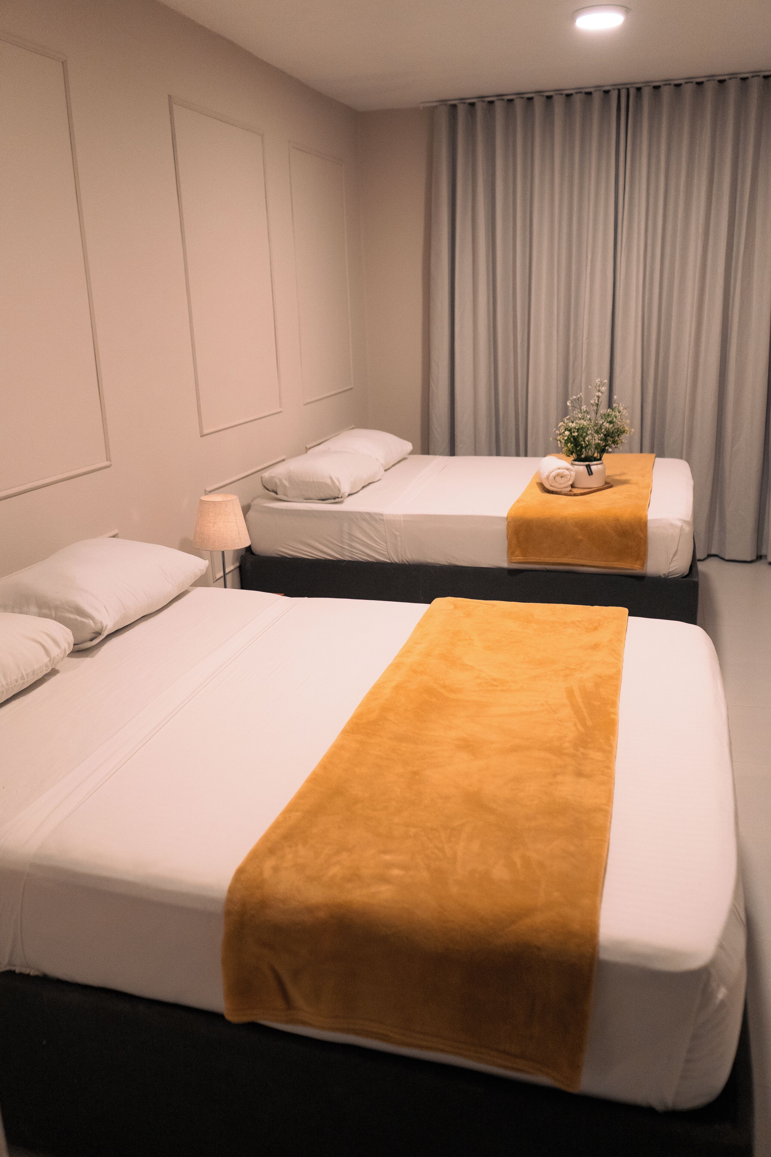 Phòng 3 tiện nghi đơn giản, quang cảnh vườn