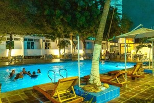 Una piscina al aire libre