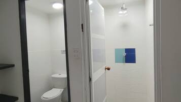 Familierom | Bad | Dusj, håndklær, såpe og toalettpapir