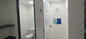 家庭房 | 浴室 | 淋浴设施、毛巾、肥皂、卫生纸