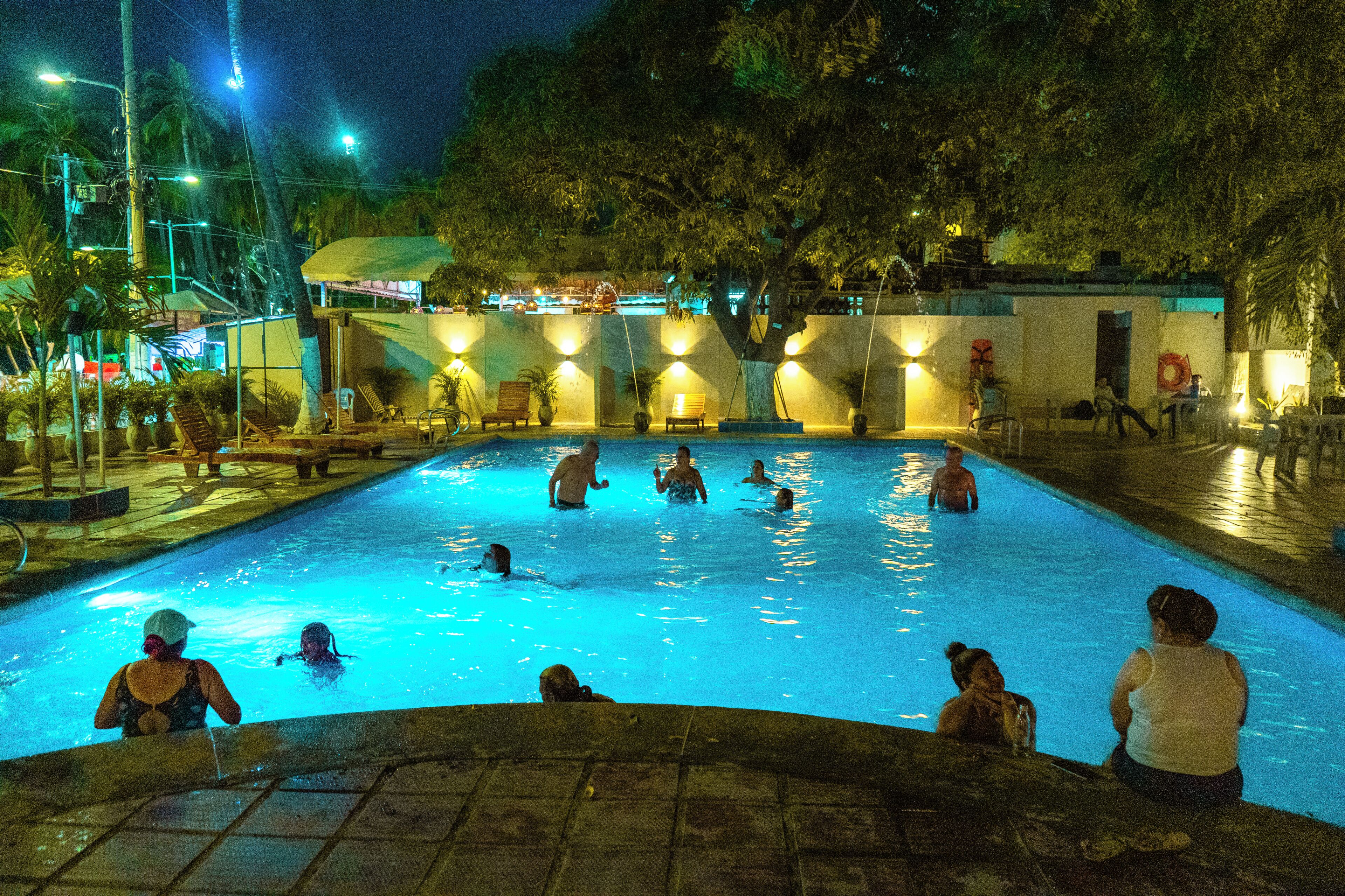 Una piscina al aire libre