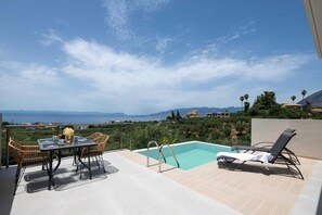 Outdoor dining - A V Luxury Apartments with Private Pools (Kalamata)