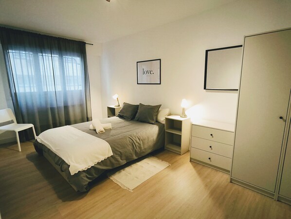 3 slaapkamers, een strijkplank/strijkijzer, wifi, beddengoed