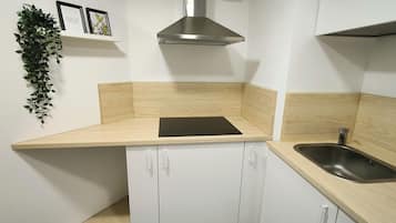 Een koelkast, een kookplaat, een koffiezetapparaat/waterkoker