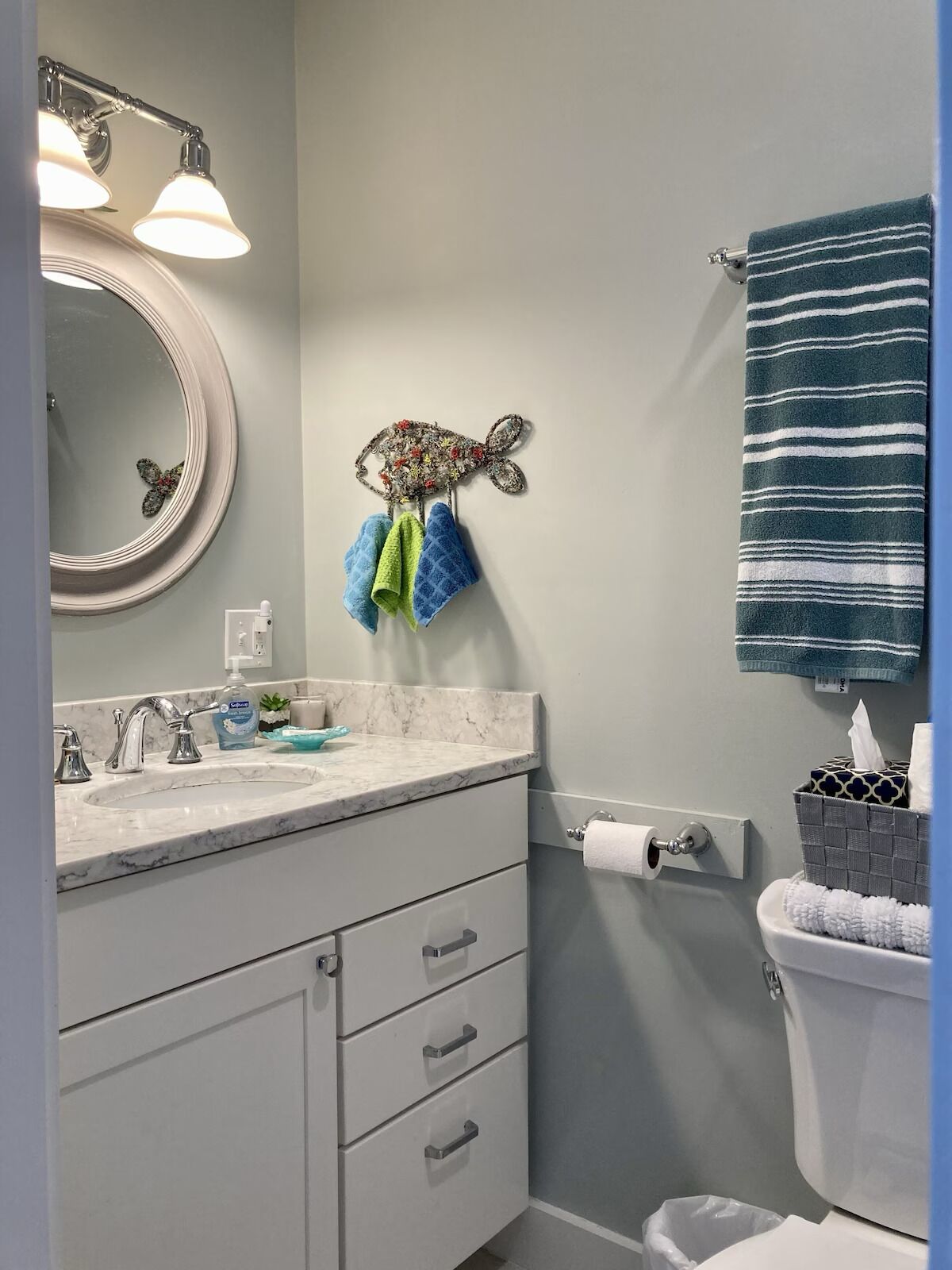 Douche, sèche-cheveux, serviettes fournies, savon