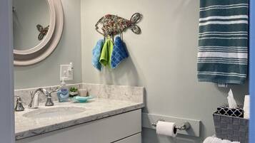 Douche, sèche-cheveux, serviettes fournies, savon