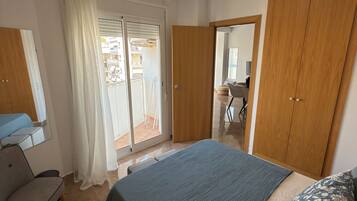 2 bedrooms, iron/ironing board, travel cot, WiFi