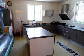 Una cocina con una isla central, una ventana y una estufa integrada.