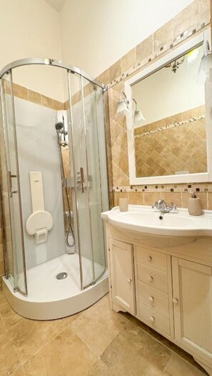 Haartrockner, Bidet, Handtücher, Seife