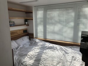 1 bedroom, iron/ironing board, WiFi, bed sheets - Microflat - Self contained microflat with own kitchenette & bathroom (Conniburrow)