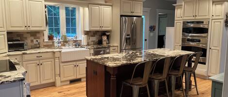 冰箱、微波炉、烤箱、炉灶