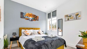1 chambre, fer et planche à repasser