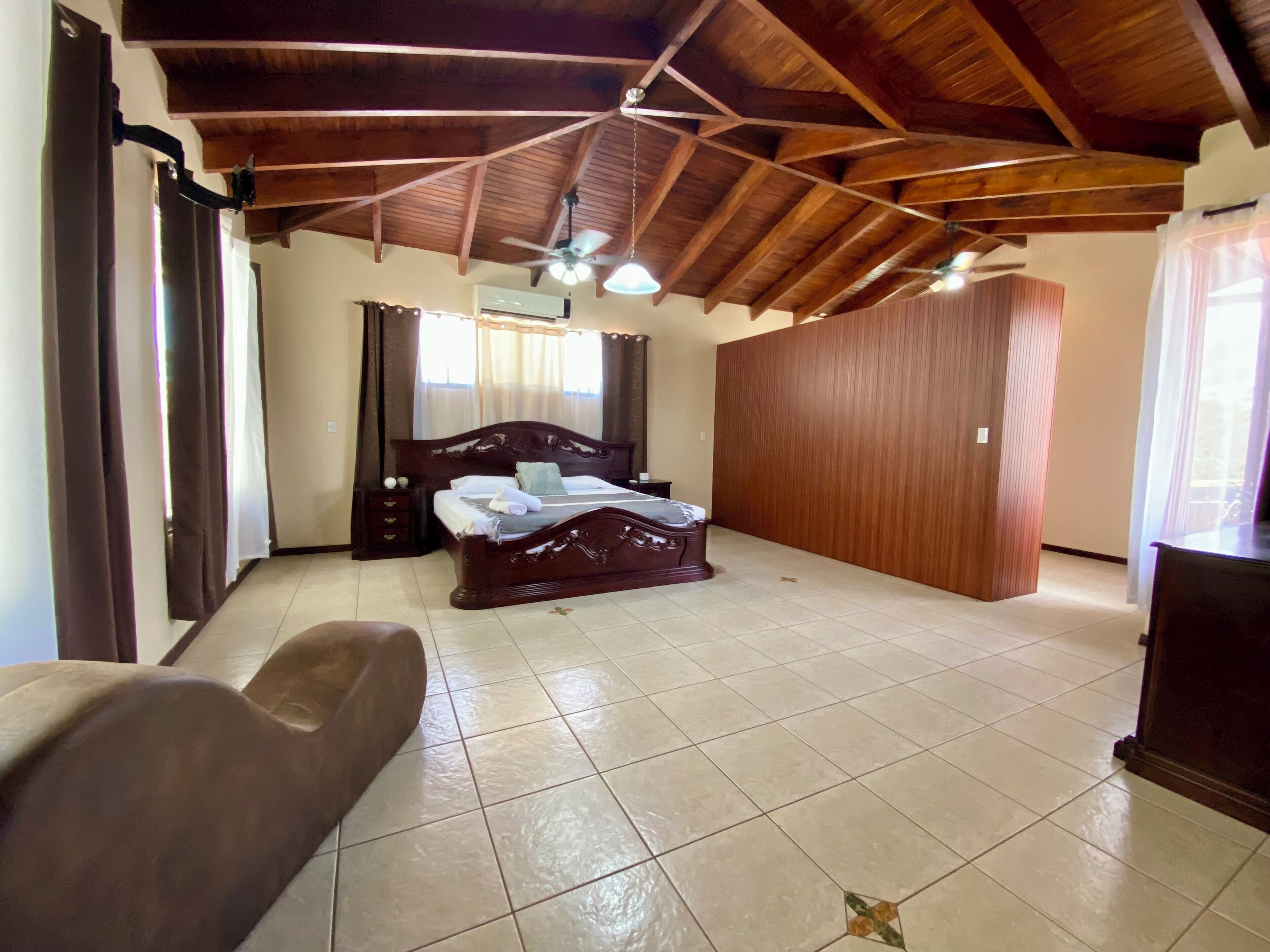 5 室のベッドルーム、デスク、WiFi (無料)、ベッドシーツ