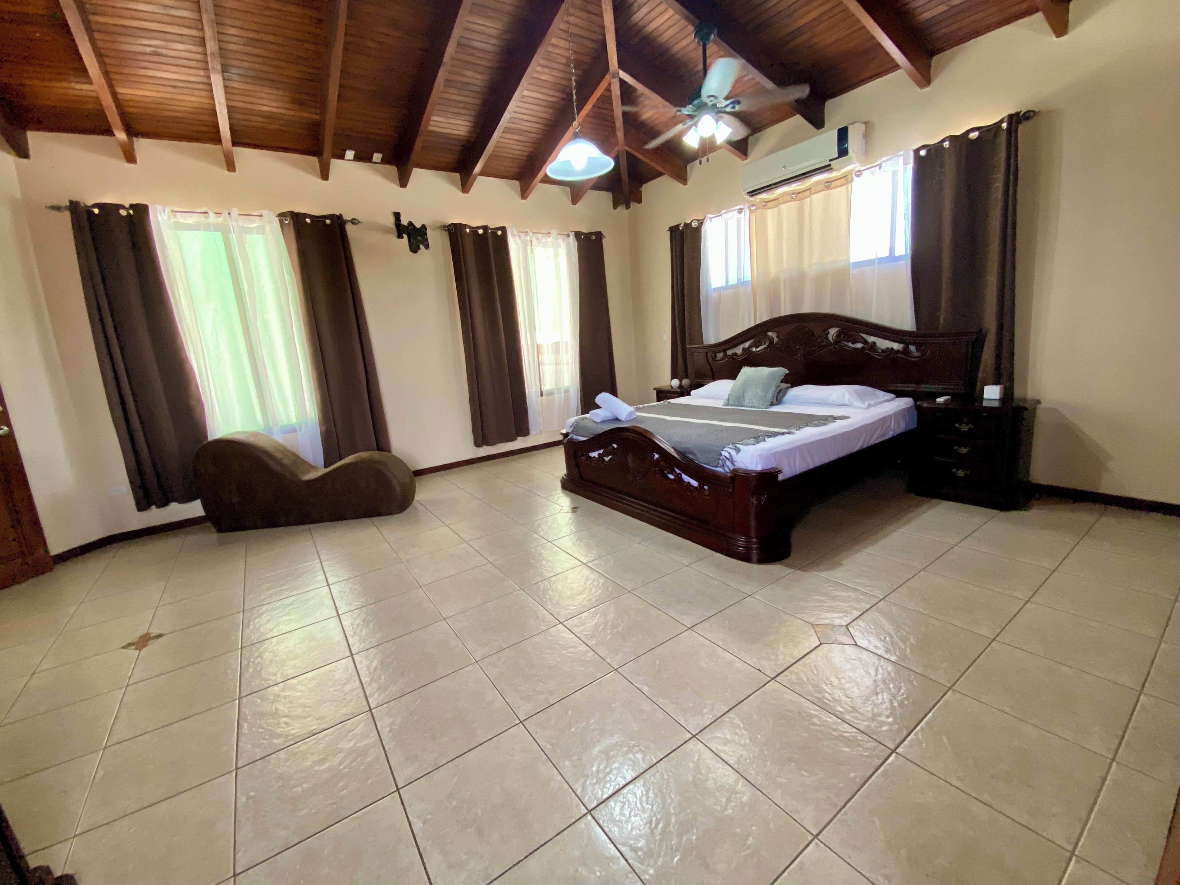 5 dormitorios, escritorio, wifi gratis y ropa de cama