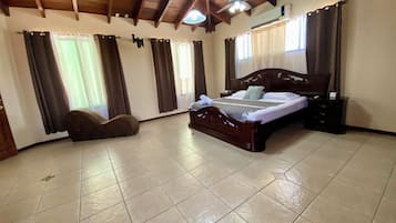 5 dormitorios, escritorio, wifi gratis y ropa de cama