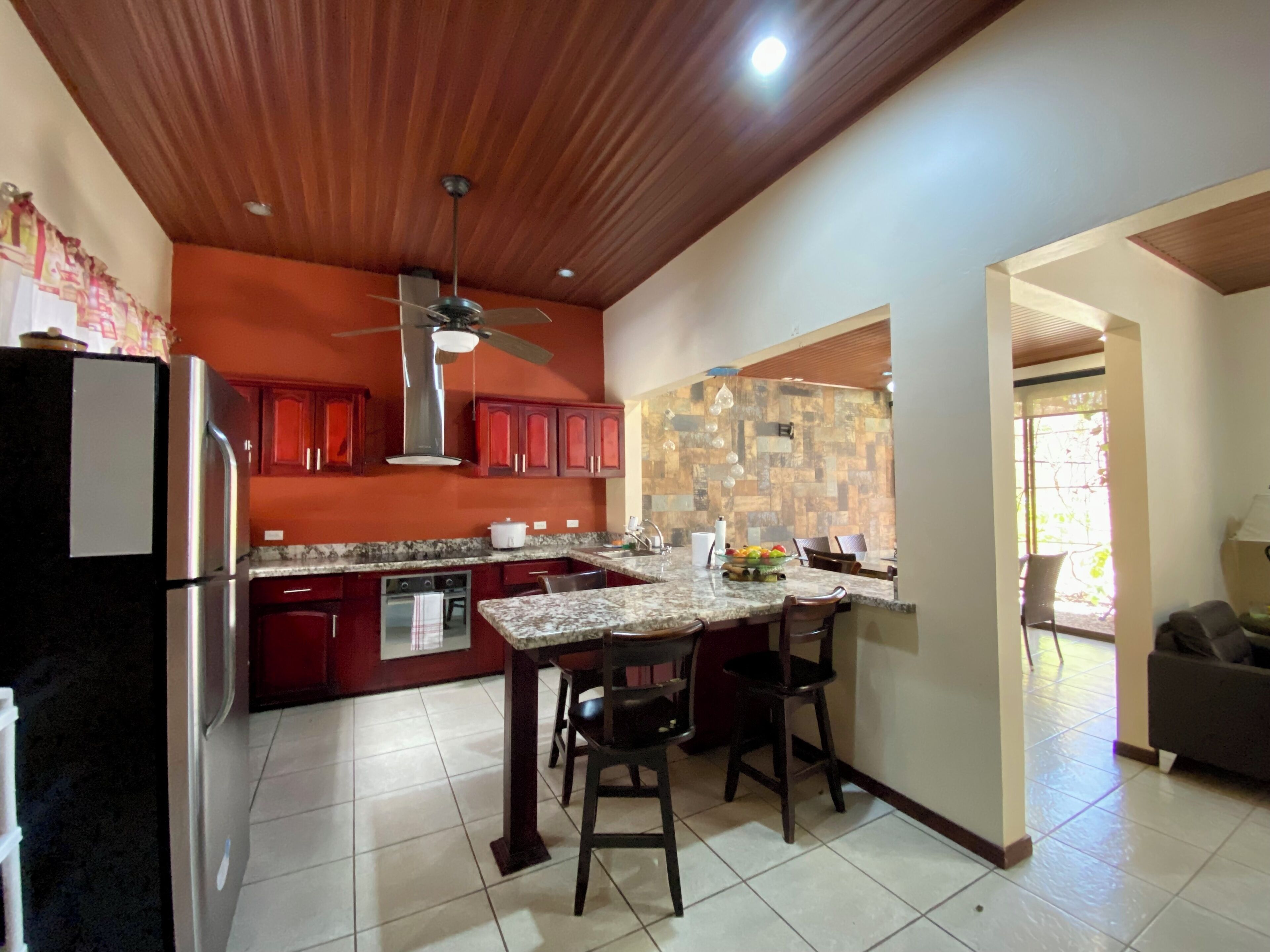 Réfrigérateur, micro-ondes, four, cafetière/bouilloire