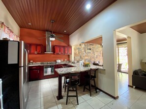 ثلاجة، ميكروويف، فرن، ماكينة لصنع القهوة/الشاي