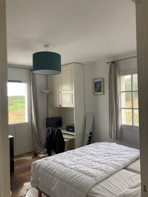 4 bedrooms, desk, travel cot, free WiFi