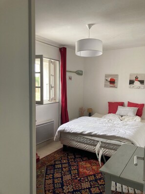 4 bedrooms, desk, travel cot, free WiFi