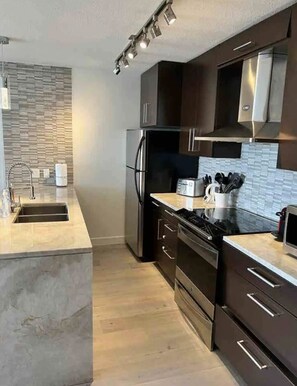 Fridge, microwave, oven, stovetop - Downtown Vancouver Waterfront Luxury Condo (Vancouver)