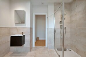 Bathroom - Charming Home in Salcombe Near Sandy Beaches (Salcombe)