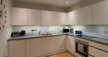 Lovely One Bed Flat & Parking Heart of Brentwood, Close to Station & High Street