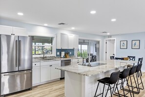 Refrigerador, microondas, horno, placa de cocina