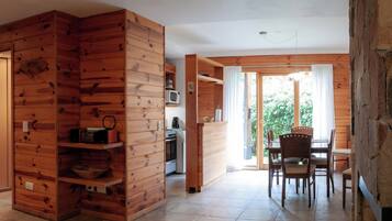 Full-size fridge, microwave, oven, stovetop