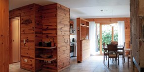 Grand réfrigérateur, micro-ondes, four, plaque de cuisson