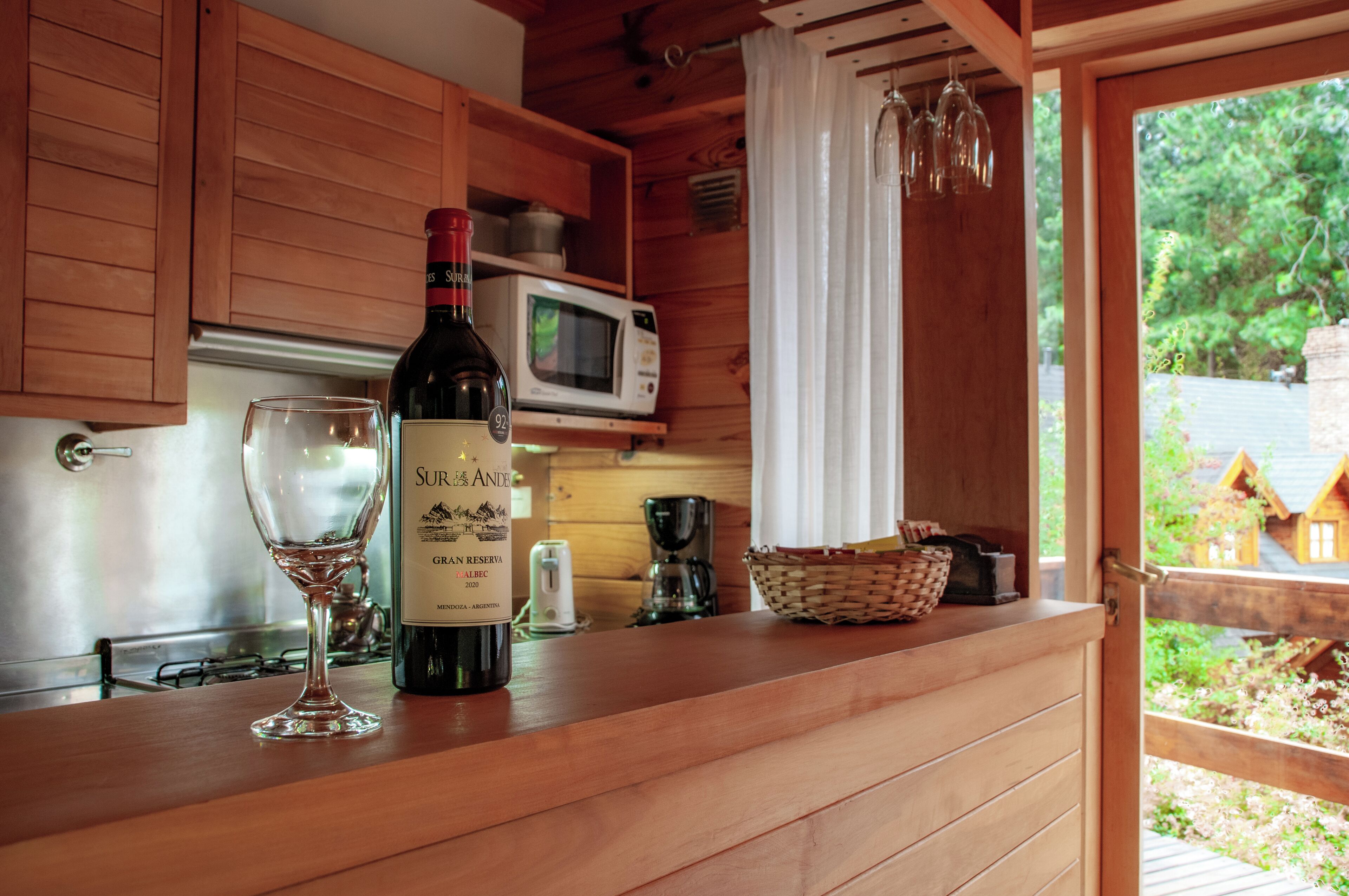 Lemari es besar, microwave, oven, dan kompor