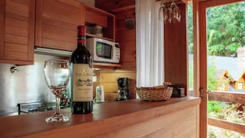 Full-sized fridge, microwave, oven, stovetop