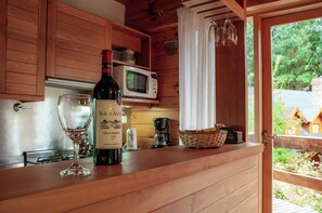 Grand réfrigérateur, micro-ondes, four, plaque de cuisson