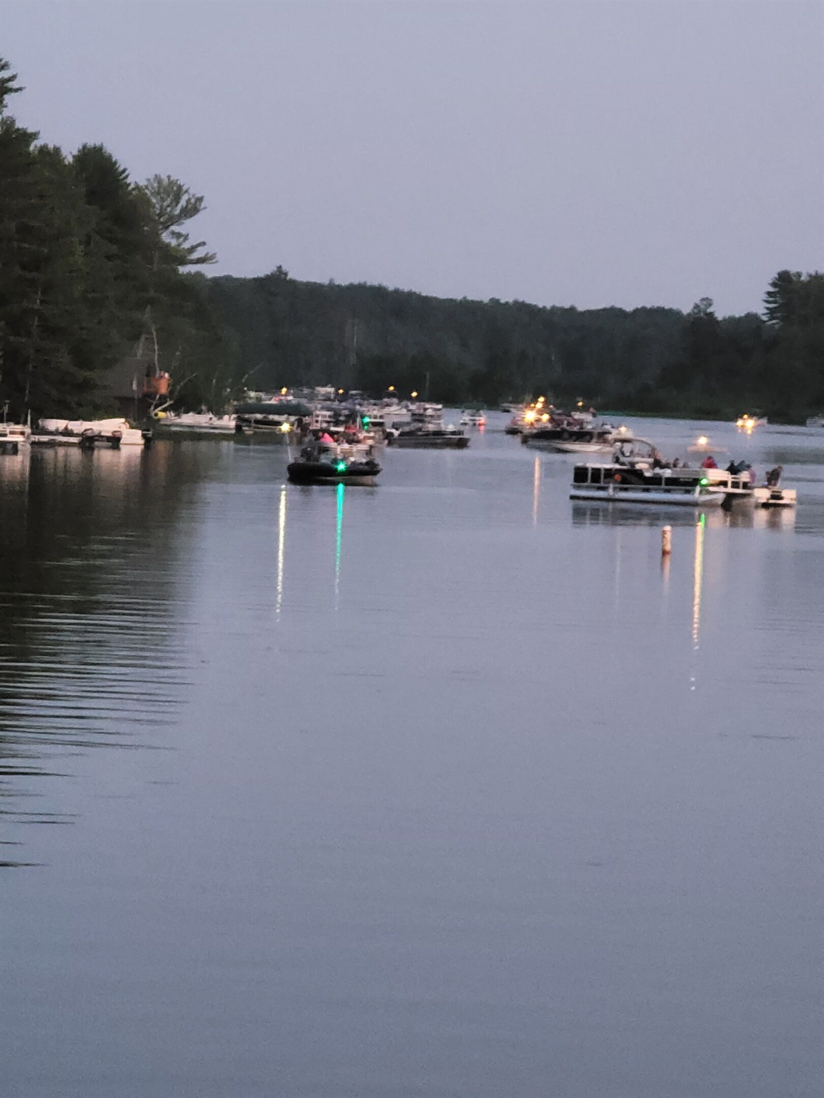 Un lac paisible où plusieurs bateaux sont amarrés au bord.