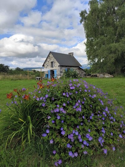 Haven of peace in the heart of the Sancy: spacious authentic gîte (6-14 pers., 5 bedrooms)