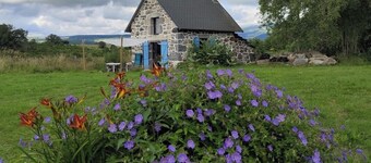 Haven of peace in the heart of the Sancy: spacious authentic gîte (6-14 pers., 5 bedrooms)