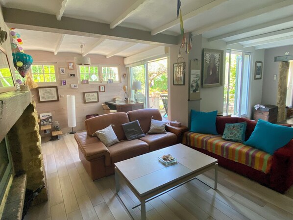 Téléviseur, lecteur de DVD, livres, sélection de films