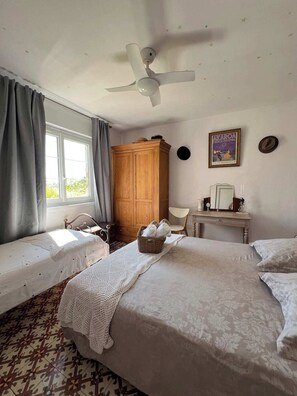 2 habitaciones, escritorio, tabla de planchar con plancha y wifi gratis 