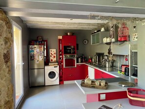 Een koelkast, een microgolfoven, een oven, een kookplaat