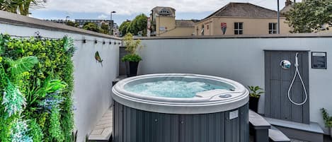 مغطس سبا خارجي