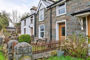 House | Exterior - Holiday Home in Snowdania With Views, No Deposit (Blaenau Ffestiniog)