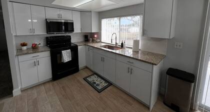 Explore beaches & springs from this comfy 2BR—WiFi, patio, great location.