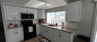 Explore beaches & springs from this comfy 2BR—WiFi, patio, great location.