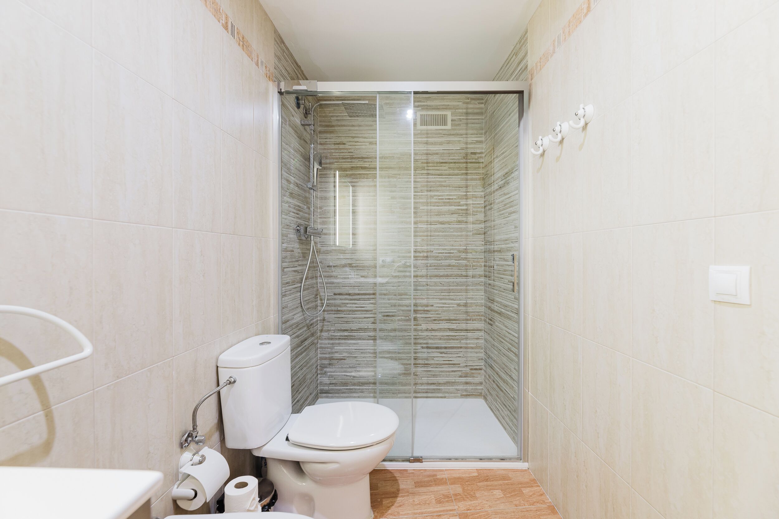Een haardroger, een bidet, handdoeken, zeep