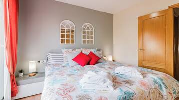 3 bedrooms, desk, iron/ironing board, free WiFi