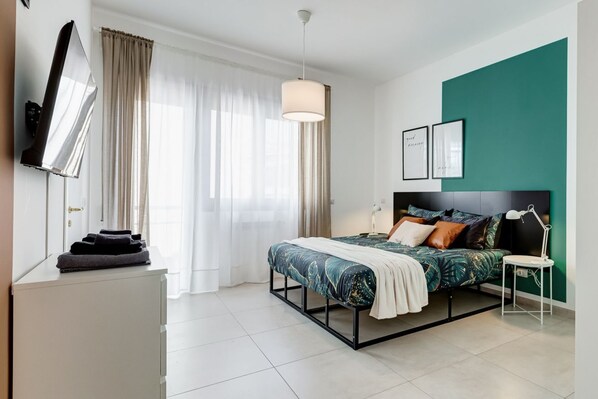 3 bedrooms, desk, iron/ironing board, travel crib