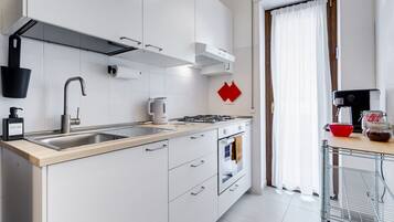 Frigorifero, microonde, forno, piano cottura